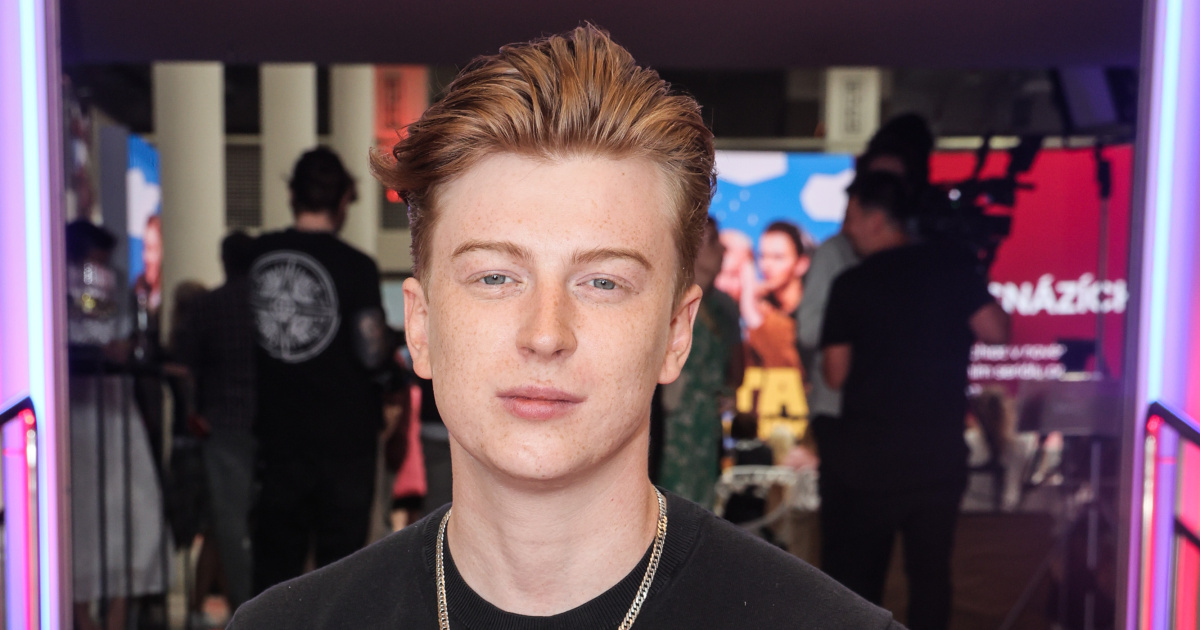 Polonahý Adam Mišík v masce superhrdiny. Takto ho může vidět doma jen ...