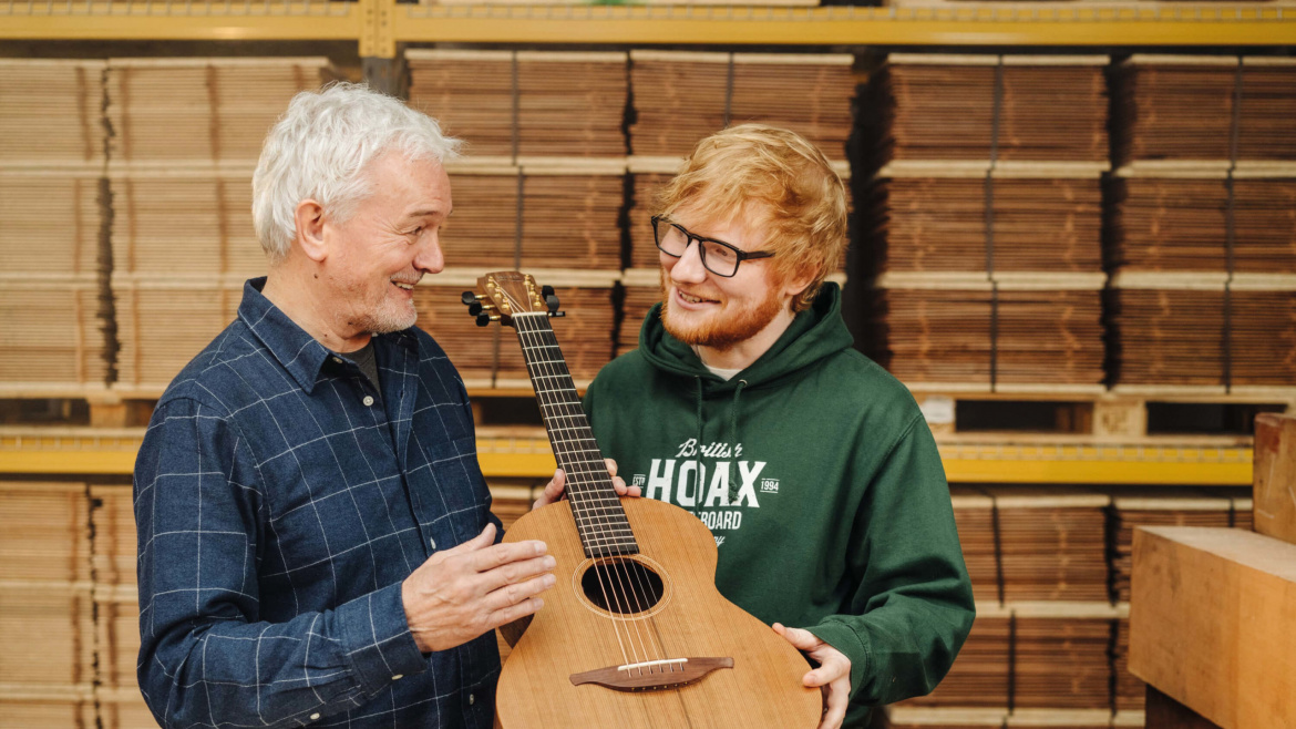 Sympatický zrzek Ed Sheeran uvádí na trh vlastní kytary