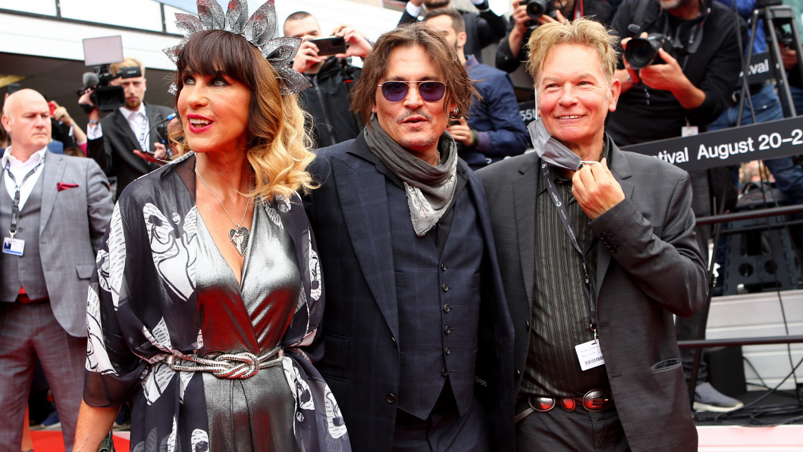 Johnny Depp si v Karlových Varech užíval přízně fanoušků. "Češi jsou báječní," křičel do davu