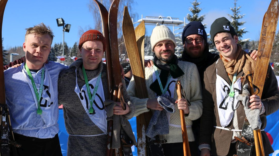 Staré lyže a dobové oblečení: Hádek, Adamczyk a Poslední závod se postavili na start Jizerské padesátky