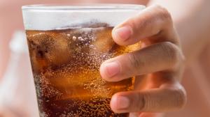 Coca-cola jako pomocník při úklidu: Vyčistí spáry a zbaví vás slimáků