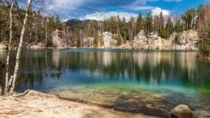 Nejkrásnější jezera v ČR: fascinující místa ke koupání i ke kochání
