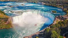 Nejkrásnější vodopády Severní Ameriky: tyrkysová voda i visutý most přímo nad hranou