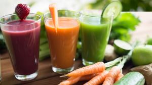 Domácí „energy drinky“: Zdravě vás nakopne kokosový olej, lněné semínko nebo broskve