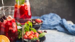 Je léto, čas ovocného vína! Připravte si ho doma z rybízu, třešní nebo angreštu