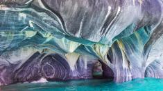 Padesát odstínů modré. Těmi hraje jedna z nejkrásnějších jeskyní světa