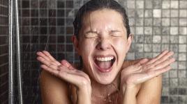 Proč se sprchovat studenou vodou? Pomáhá to s hubnutím i náladou