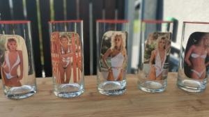 Svlékací skleničky jsou hanbaté retro: Některé dámy odložily jen klobouk, jiné celé plavky