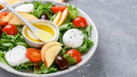 Nejlepší zálivky na salát: zkus tu s tahini pastou nebo sladkou chilli omáčkou