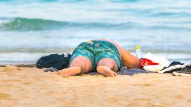 Nevychovaní Češi na pláži nezvládnou ukočírovat vlastní dítě, dělají nepořádek a smrdí levným pivem