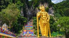 Bosí poutníci se v Batu Caves klaní největší soše hinduistického boha války na světě