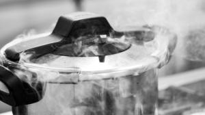 Vaření v tlakovém hrnci: Ušetří dvě třetiny času a jídlo z něj je chutnější. Může ale bouchnout?