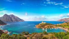 Korsika: ostrov, na němž se světové modelky fotí nahoře bez Korsika: ostrov, na němž se světové modelky fotí nahoře bez