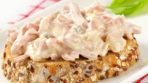 „Sloní žrádlo“: Retro pomazánka, která se dělala na kila a mizela ze stolu jako první