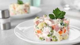 Salát Olivier: předchůdce našeho bramborového salátu kdysi obsahoval kaviár a lanýže