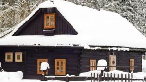 Jak zazimovat chatu, abyste se na jaře nedivili: Vypusťte vodu a jídlo si odvezte domů