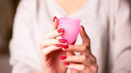 Všechno o menstruačním kalíšku: jak funguje, jak ho vybrat a používat