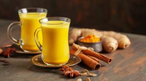 Zlaté mléko je (nejen) zimní evergreen. Prohřeje tělo, nakopne imunitu a pomůže s detoxem