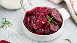 Pečená červená řepa: zdravá a chuťově dokonalá lahůdka vznikne s mozzarellou nebo kozím sýrem a vlašáky