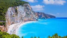Řecká Lefkada láká na pláže, vodopády i studnu, do níž naházeli komunisty