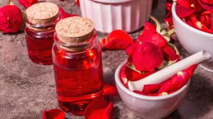 Růžová voda: Elixír pro pokožku i vlasy prý pomůže i s kocovinou nebo vyšším sebevědomím