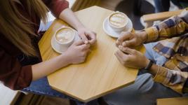 Floodlighting může zabít vztah, který sotva začal. Na prvním rande nevytahuj traumata ani finanční problémy Floodlighting může zabít vztah, který sotva začal. Na prvním rande nevytahuj traumata ani finanční problémy