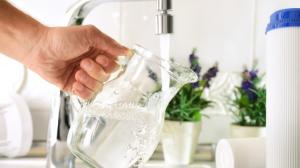 Filtr na vodu: získejte čistou a chutnou pitnou vodu rovnou z kohoutku