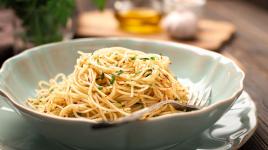 Italské „špagety pro chudé“ zvládne i začátečník. Tradiční aglio olio připravíš ze tří surovin