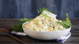 Vajíčkový salát není vajíčková pomazánka. Rozdíl je v ingrediencích a textuře. Připrav si ho!