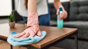 Je líná a manžel si ji vydržuje! Aneb mýty, které nám brání oslovit paní na úklid