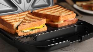 Jak vyčistit toustovač: Nahřejte ho a pomozte si octem a citronem