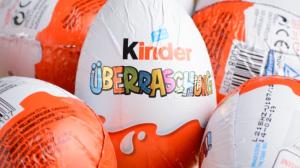 V obchodech začalo šílenství! V Kinder vejcích jsou ukryté zlaté figurky za miliony. Ale má to háček...