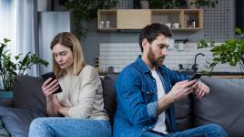 Láska ve stínu lajků: jak sociální sítě ovlivňují partnerské vztahy, i když říkáme, že vůbec Láska ve stínu lajků: jak sociální sítě ovlivňují partnerské vztahy, i když říkáme, že vůbec