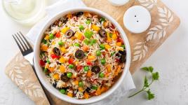 Rýžový salát na 5 způsobů: zkus ten „středomořský“ nebo s lososem a koprem