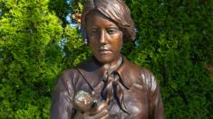 Radiové dívky: Čelisti se jim rozdrolily na popel a jejich kosti budou svítit ještě v roce 3500