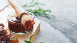 Domácí barbecue omáčka: k dokonalosti ji vyladíš česnekem, whisky, nebo dokonce čokoládou