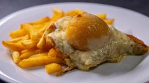 Retro jídla, co vyprávějí příběhy: Pamatujete lančmít, kuře s broskví nebo aspik? Retro jídla, co vyprávějí příběhy: Pamatujete lančmít, kuře s broskví nebo aspik?