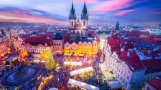 Vánoční trhy v Praze 2025: Víme, kdy se rozsvítí stromeček na Staromáku a kolik letos dáte za svařák