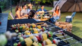 Nejlepší bašty z grilu: tipy na lahůdky, které ve tvém letním menu nesmí chybět. Vsadíš na lososa, nebo na ovoce?
