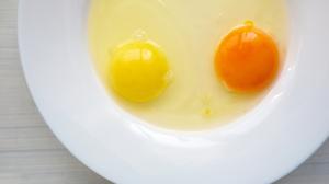Tajemství barvy žloutku: Žlutá je norma, oranžová svědčí o vyčůranosti producentů!