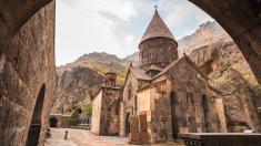 Objevte kouzlo arménského pokladu. Klášter Geghard prý ukrýval i kopí, jímž probodli Ježíše