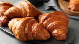 Croissant: recept na máslové potěšení, které naservíruješ s džemem, ale i s lososem nebo avokádem