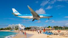 Nejnebezpečnější letiště světa: na Svatém Martinu se přistává jen desítky metrů nad hlavami turistů