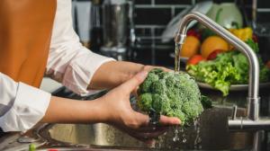 Které potraviny neumývat? Umytá vejce se rychleji zkazí a mytí masa může být i nebezpečné Které potraviny neumývat? Umytá vejce se rychleji zkazí a mytí masa může být i nebezpečné