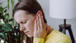 Babské rady na bolest ucha: pomůže teplo nebo netřesk, česnek si dovnitř radši nedávej