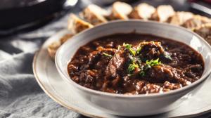 Námořnické maso: Zkuste "retro" hovězí, které chutná po víně, cibuli a dálkách