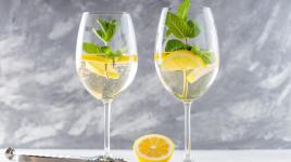 Miluješ likérové střiky? Vyzkoušej konečně Hugo Spritz a osvěžení bezového květu