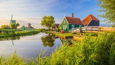 Nově se za vstup do známé vesnice bude platit. Důvodem jsou i močící turisté