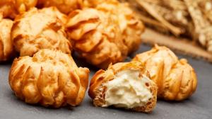 Profiteroles: Křehké kuličky plněné krémem jsou na přípravu jednodušší, než si myslíte!