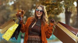 Módní trendy 2026: pravidla ztrácí váhu! Chce to maximalismus, džínovinu a vrstvené šperky